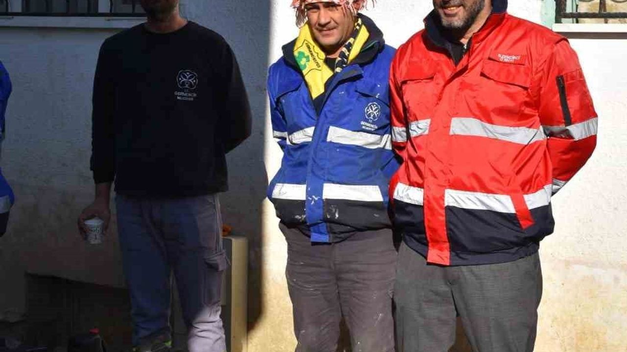 Germencik Belediye Başkanı Burak Zencirci, İstasyon Mahallesi'ndeki işçilere çay ikram etti