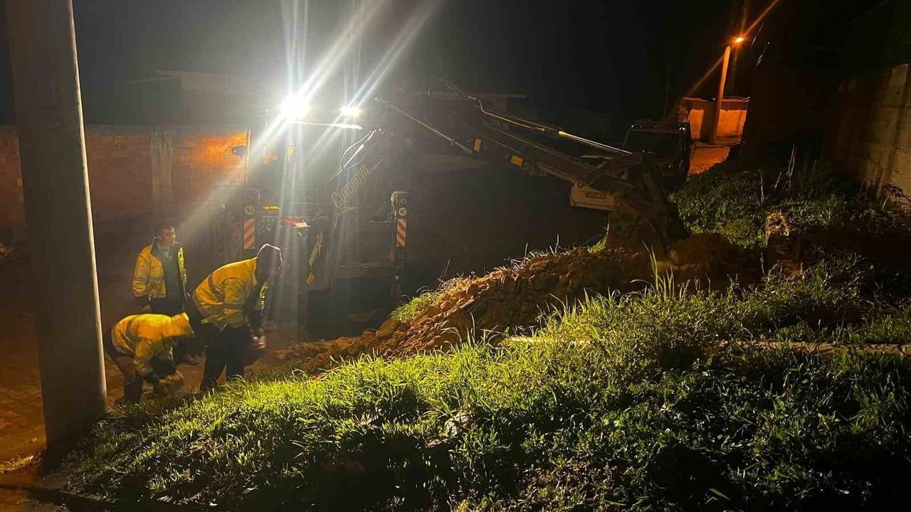 Germencik’te fırtına Mursallı Mezarlığı’ndaki ağaçları devirdi; belediye ekipleri anında müdahale etti