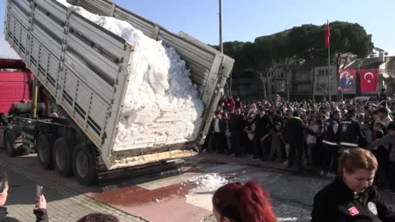 Germencik'te karnelerini alan çocuklara üç kamyon kar sürprizi