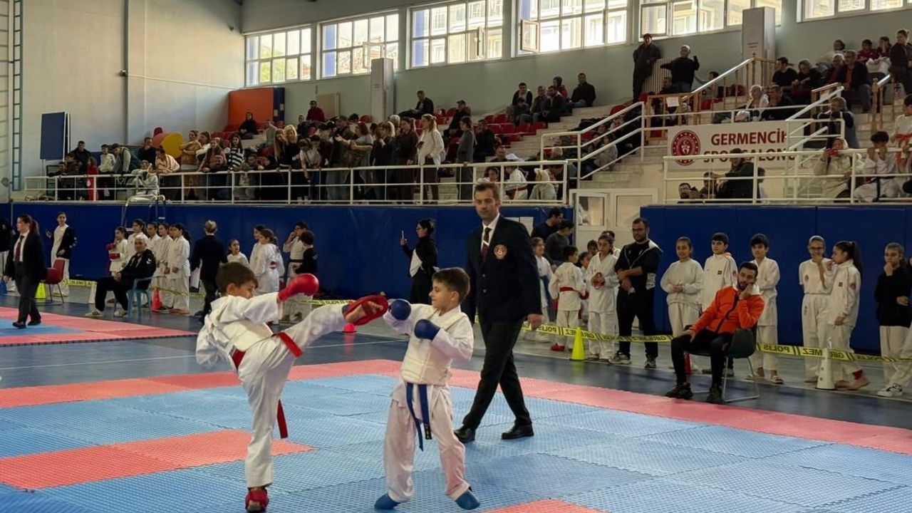 Germencik'te Minikler Karate İl Şampiyonası'nda Yarıştı