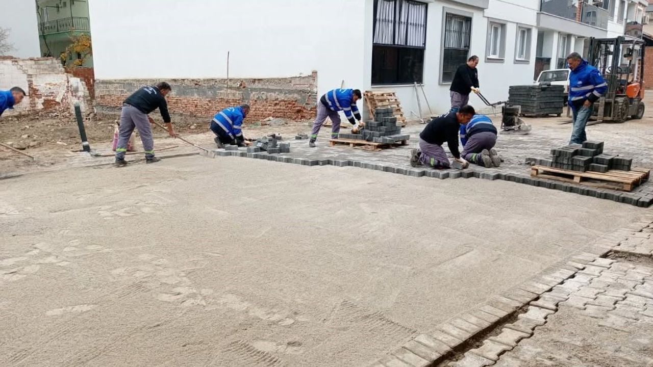 Germencik’te parke taşı döşeme ve yol tamir çalışmaları İstasyon ve Mesudiye Mahallelerinde sürüyor