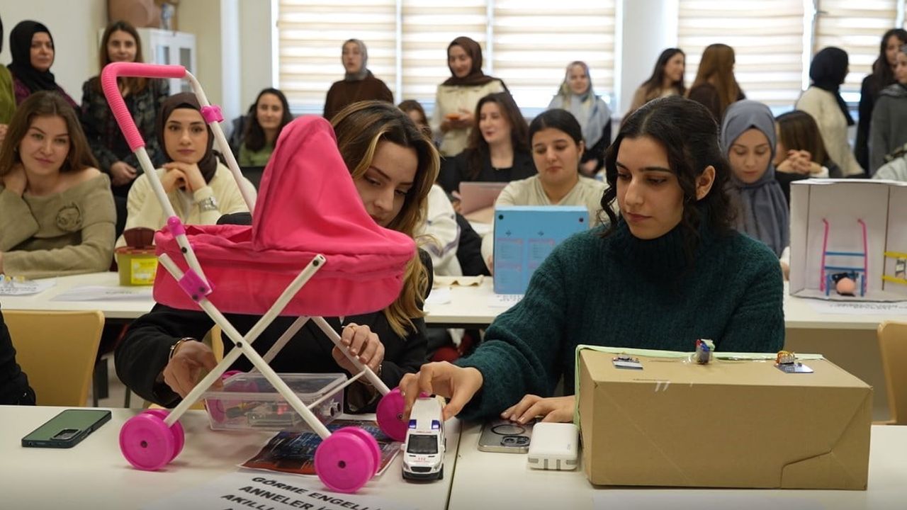 GİBTÜ Ebelik Öğrencilerinden Görme Engelli Anneler İçin Sensörlü Bebek Arabası ve Ambulans İçin Otomatik Kapı Projesi