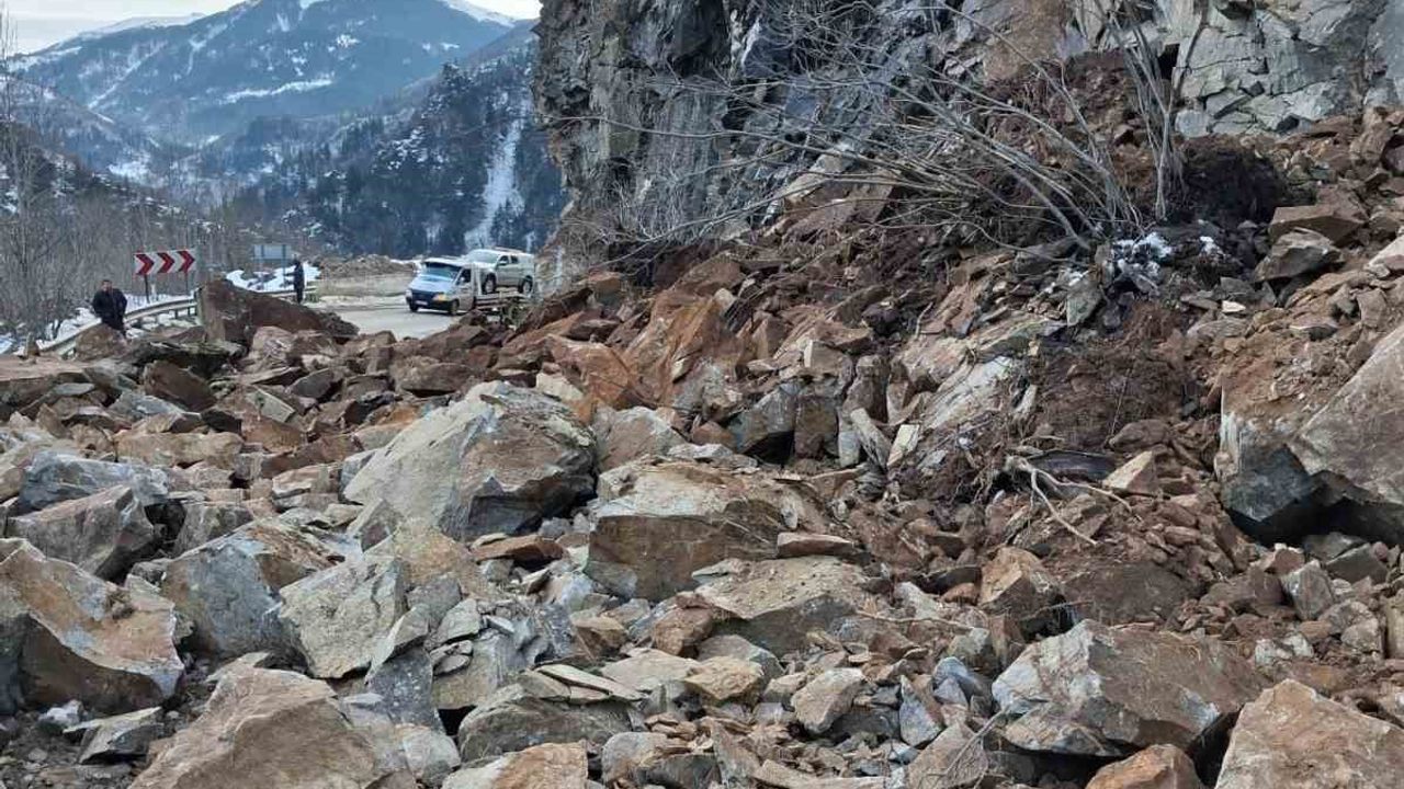 Giresun-Sivas kara yolunda heyelan: İkisu mevkiinde yol kontrollü açıldı
