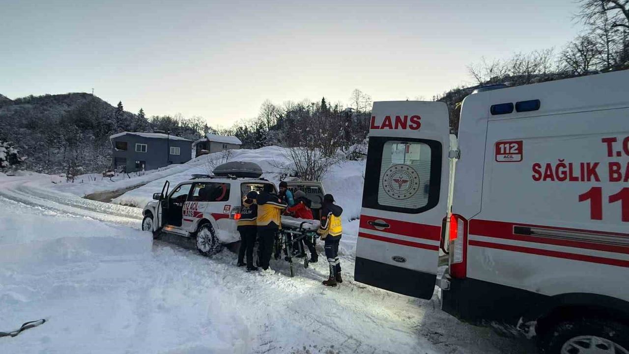 Giresun UMKE, karla kapanan Çamlıca köyündeki 91 yaşındaki hastayı hastaneye ulaştırdı