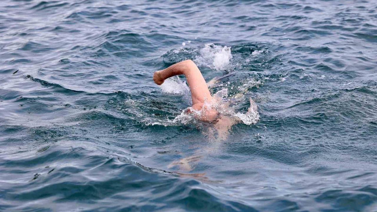 Giresun Valisi Serdengeçti, Kış Ortasında Giresun Adası'nda Denize Girdi