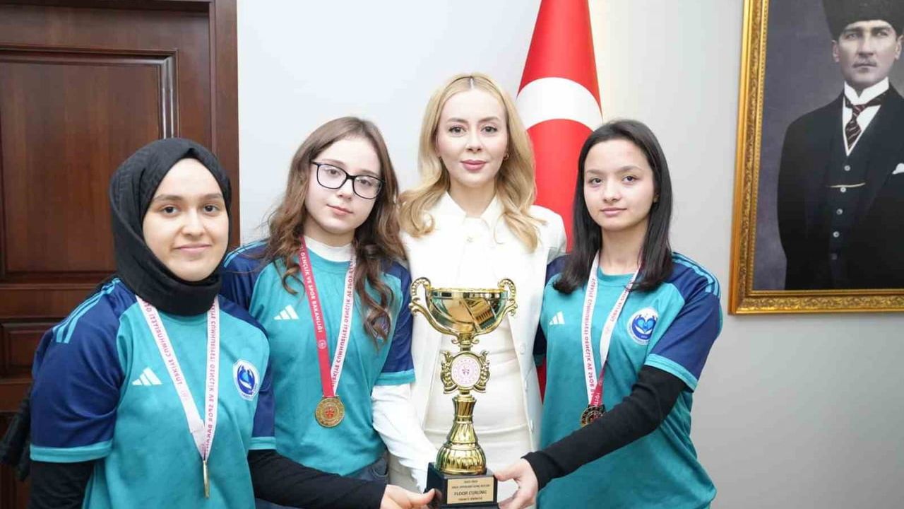 Gökçebey Anadolu İHL Gençler Kız Takımı, Floor Curling İl Şampiyonluğunu Kaymakam Şıktaş ile Paylaştı
