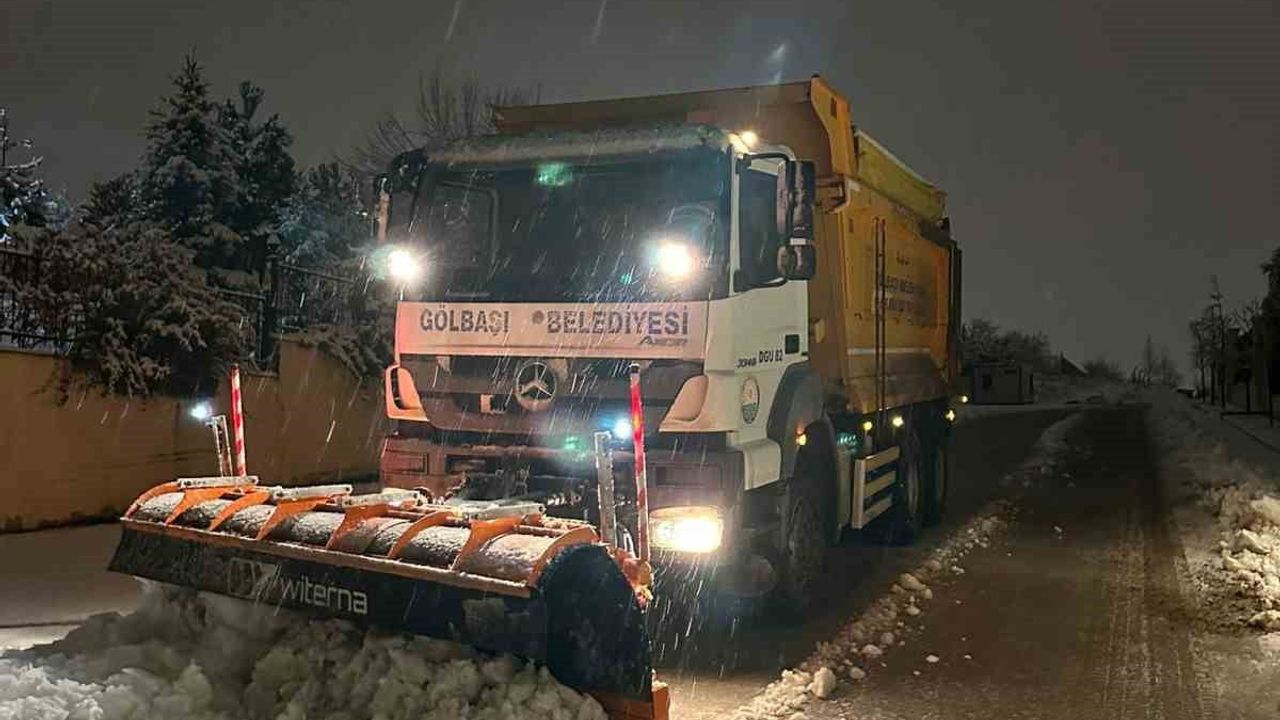 Gölbaşı Belediyesi kar küreme ve tuzlama çalışmalarını gece-gündüz sürdürüyor