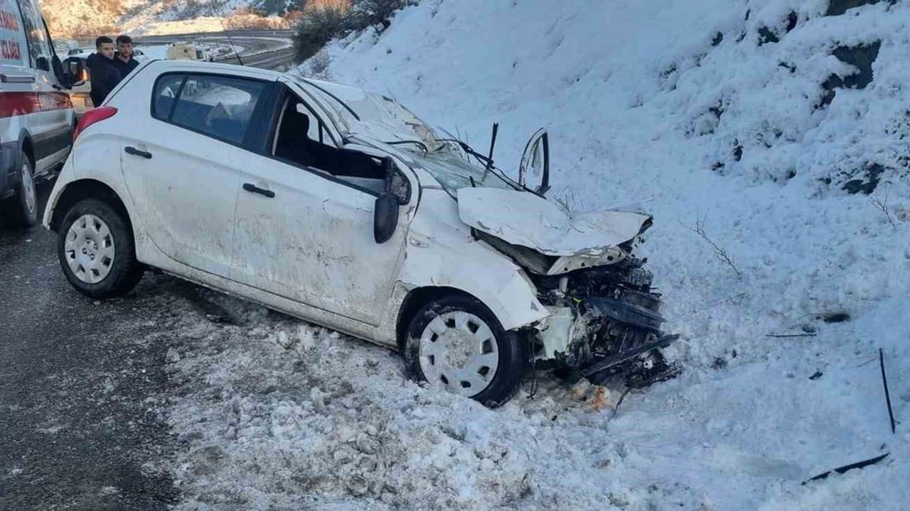 Gölbaşı’nda kayan otomobil yol kenarındaki araca çarptı: 1 yaralı