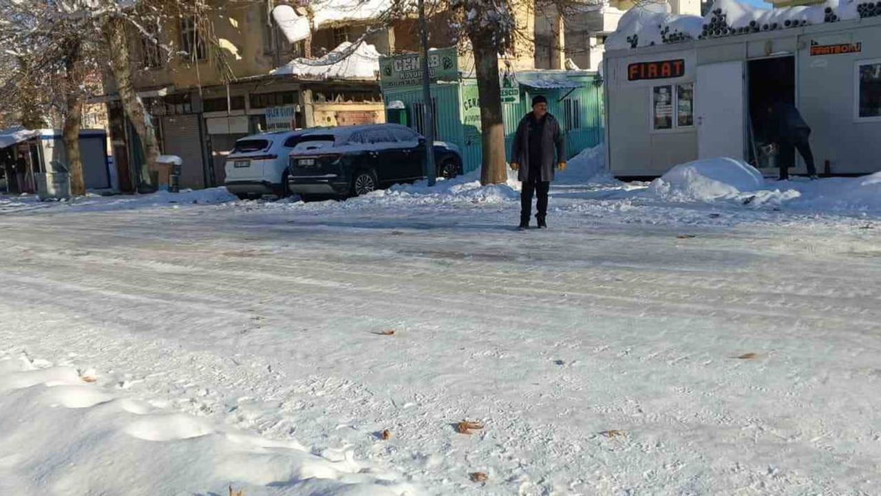 Gölbaşı'nda tuzlama yetersiz kaldı; yollar buzlanma nedeniyle tehlike oluşturdu