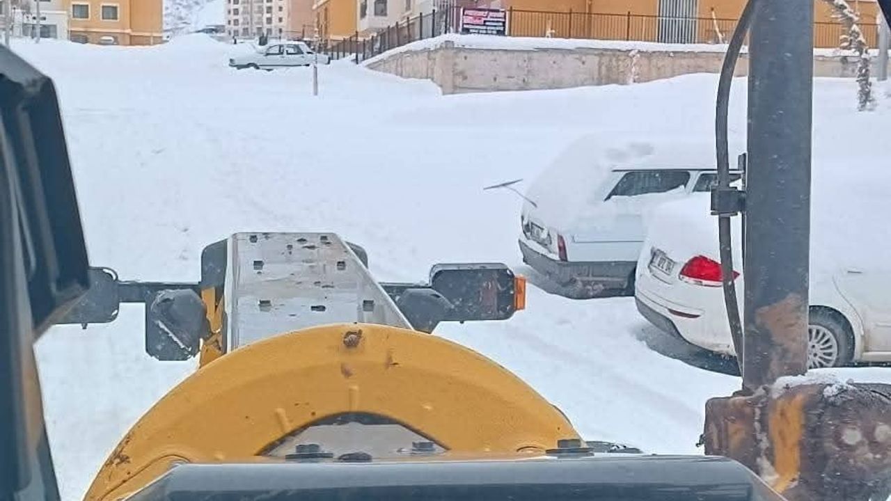 Gölbaşı'nda Yenişehir Deprem Konutlarında Kar Temizleme Çalışmaları Sürüyor