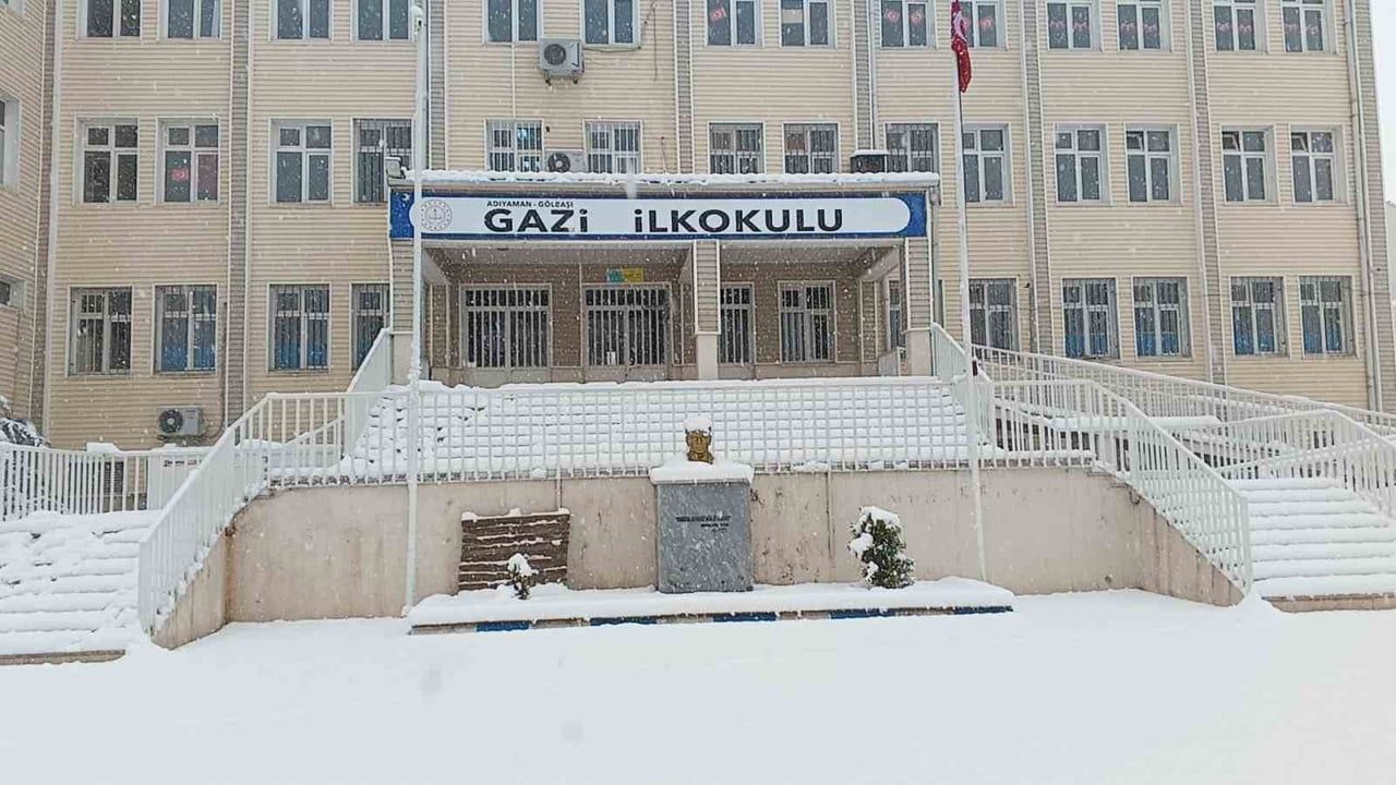 Gölbaşı'nda yoğun kar nedeniyle eğitime 1 gün ara