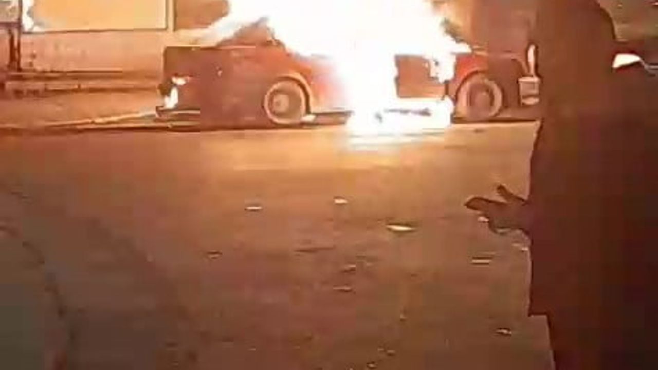 Gölcük'te park halindeki otomobil yandı; sahibinin ateşe verdiği iddia ediliyor