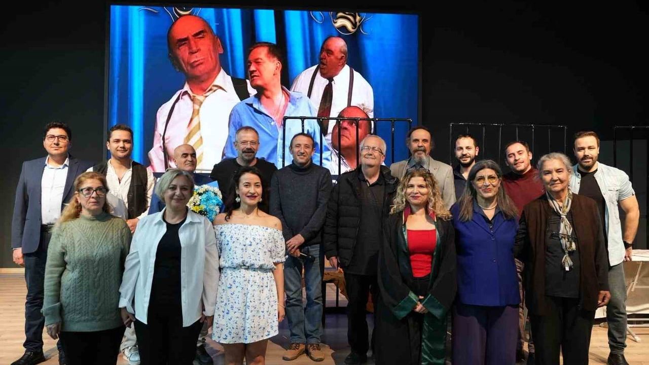 Gömeç Kent Tiyatrosu "Çok Tuhaf Soruşturma" ile İkinci Kez Sahneye Çıktı