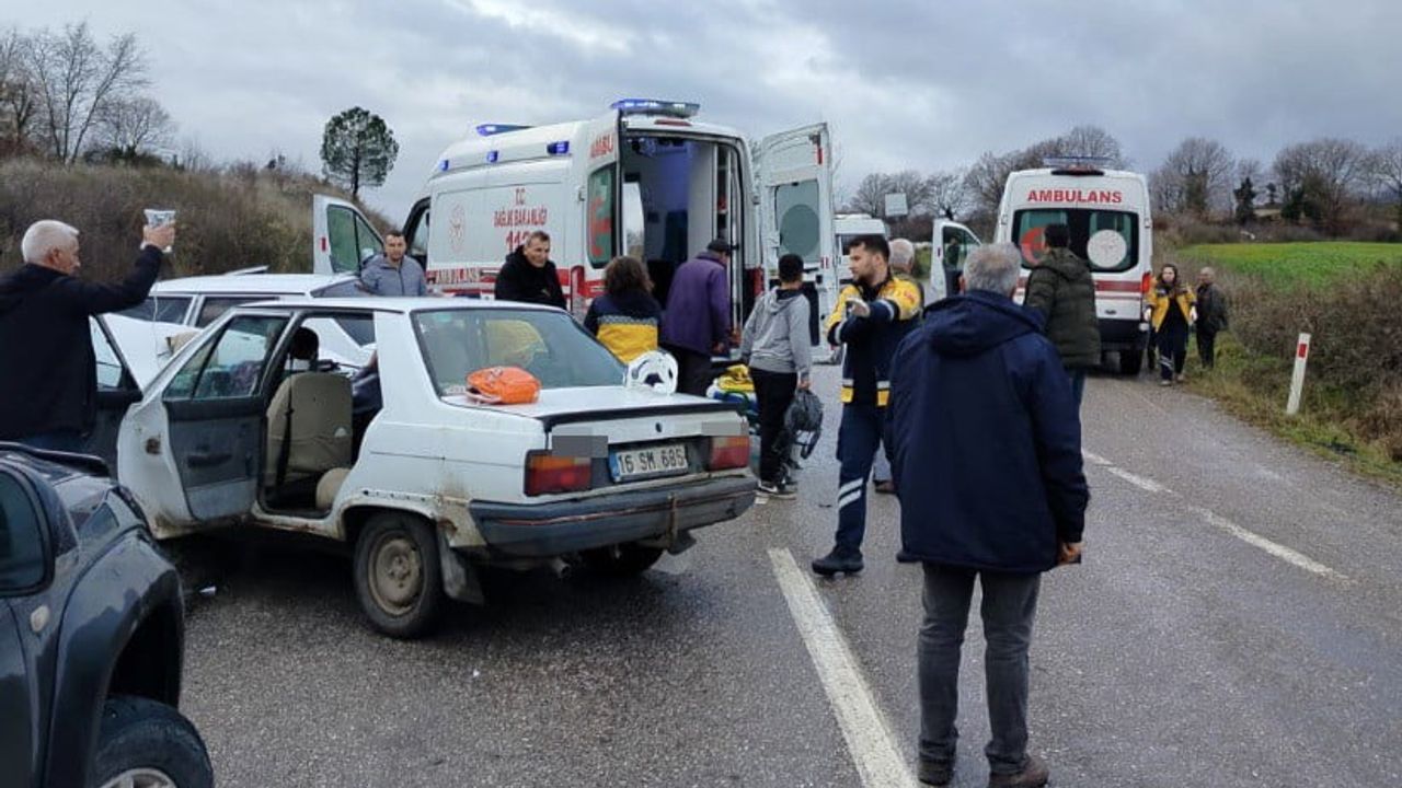 Gönen'de kavşakta iki otomobil çarpıştı: 6 kişi yaralandı