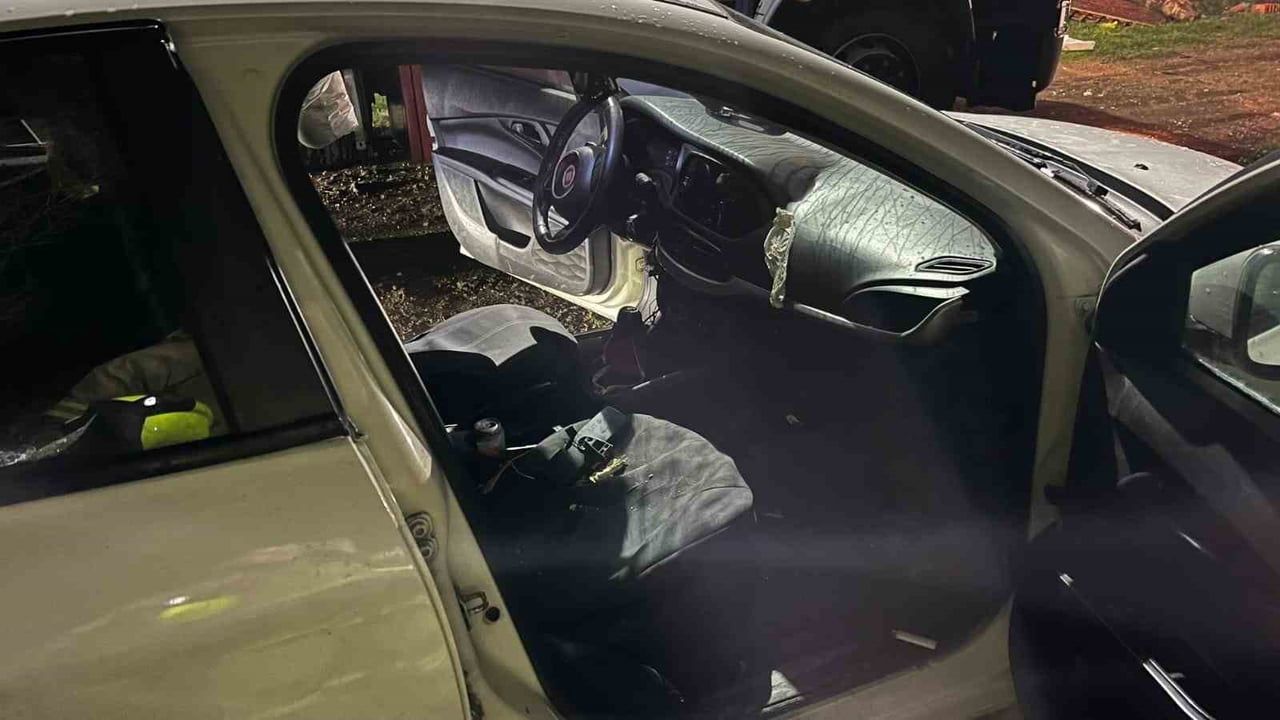 Gönen'de park halindeki otomobilde patlama sonucu 2 kişi yaralandı