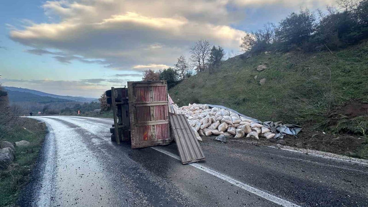 Gönen-Denizkent yolunda yem yüklü kamyon devrildi; trafik kontrollü sağlandı