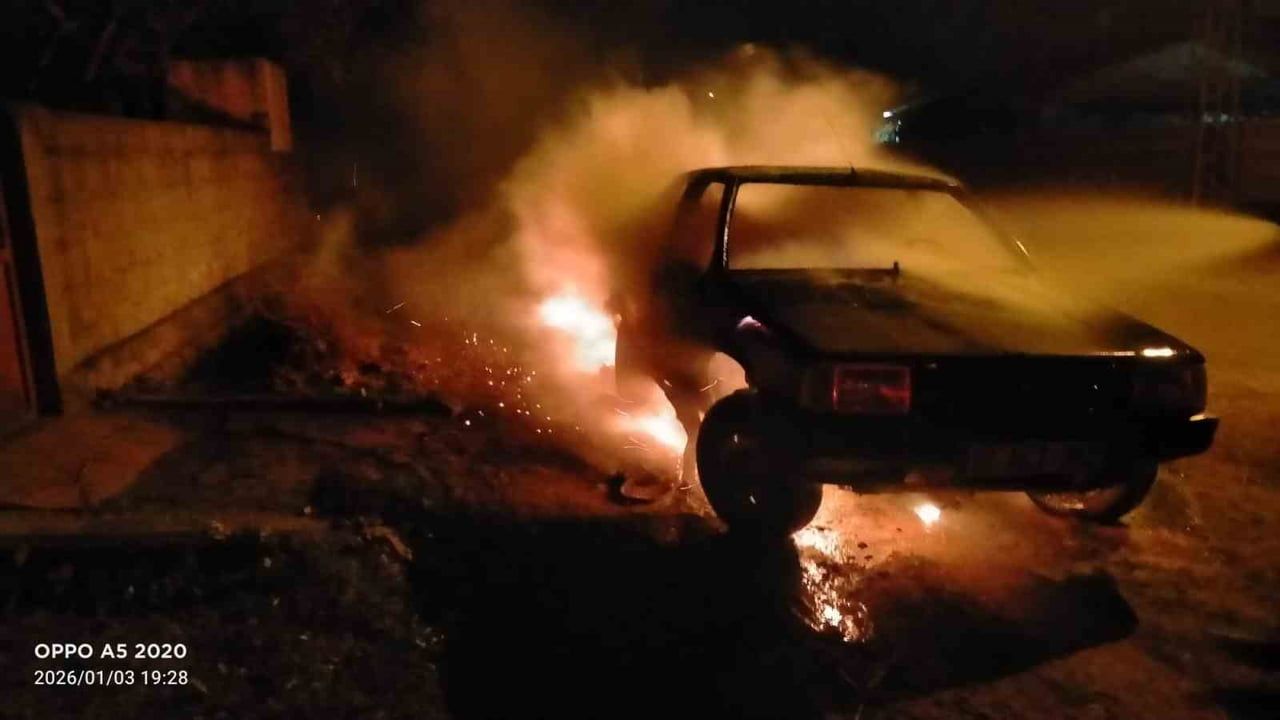 Gönen Keçeler Mahallesi'nde araç yangını itfaiye tarafından kontrol altına alındı