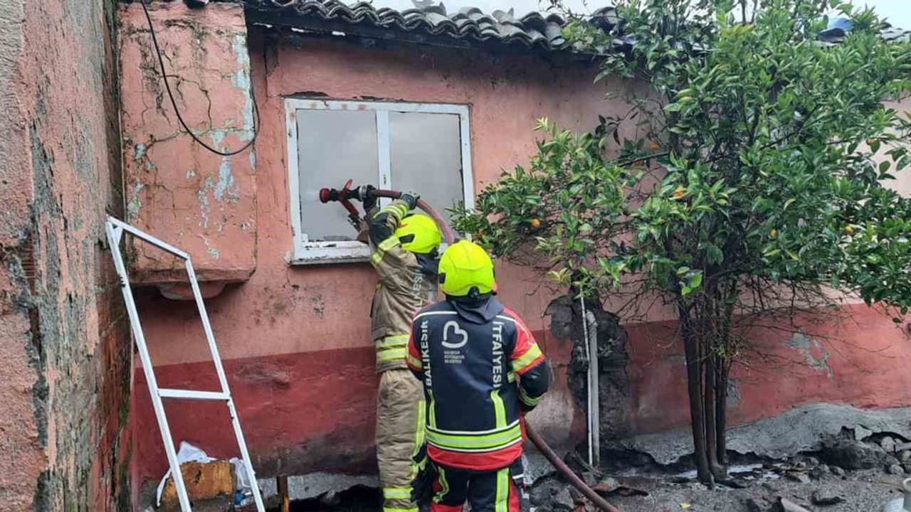 Gönen Köteyli'de tek katlı müstakil ev yangında kullanılamaz hale geldi