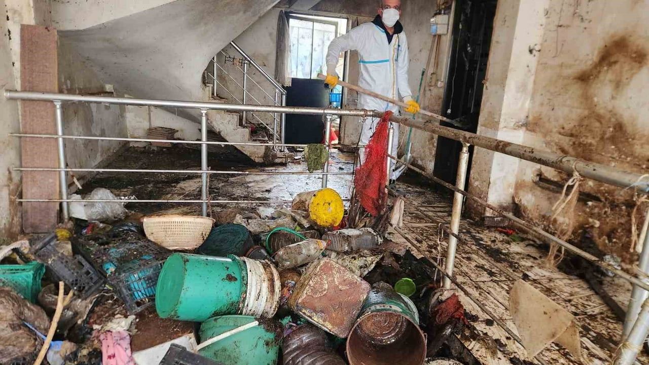 Görükle’de iki katlı çöp ev temizlendi: Nilüfer Belediyesi 9 kamyon atık çıkardı