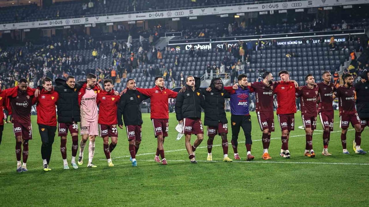 Göztepe, Fenerbahçe deplasmanından 1-1'lik skorla Avrupa yolunda kritik 1 puan aldı