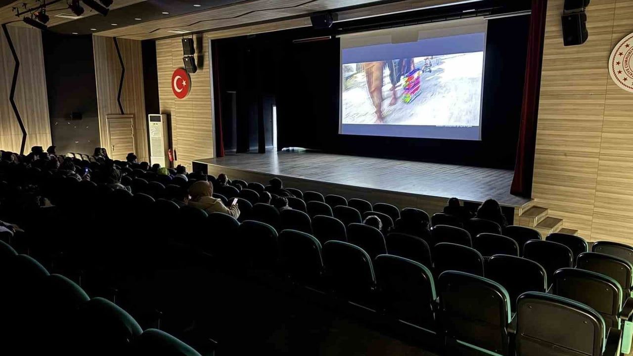 GSB etkinlikleri Düzce'de sürüyor: 8–18 yaş grubuna 'Kaykaycı Kız' film gösterimi
