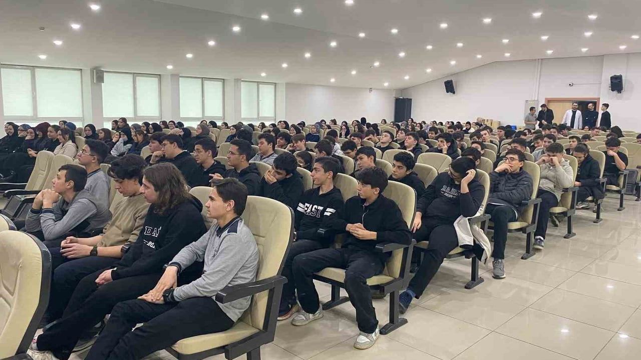 GSB Müdürü Zekeriya Arslantürk, Düzce Anadolu İmam Hatip Lisesi Kariyer Günleri'nde öğrencilerle buluştu