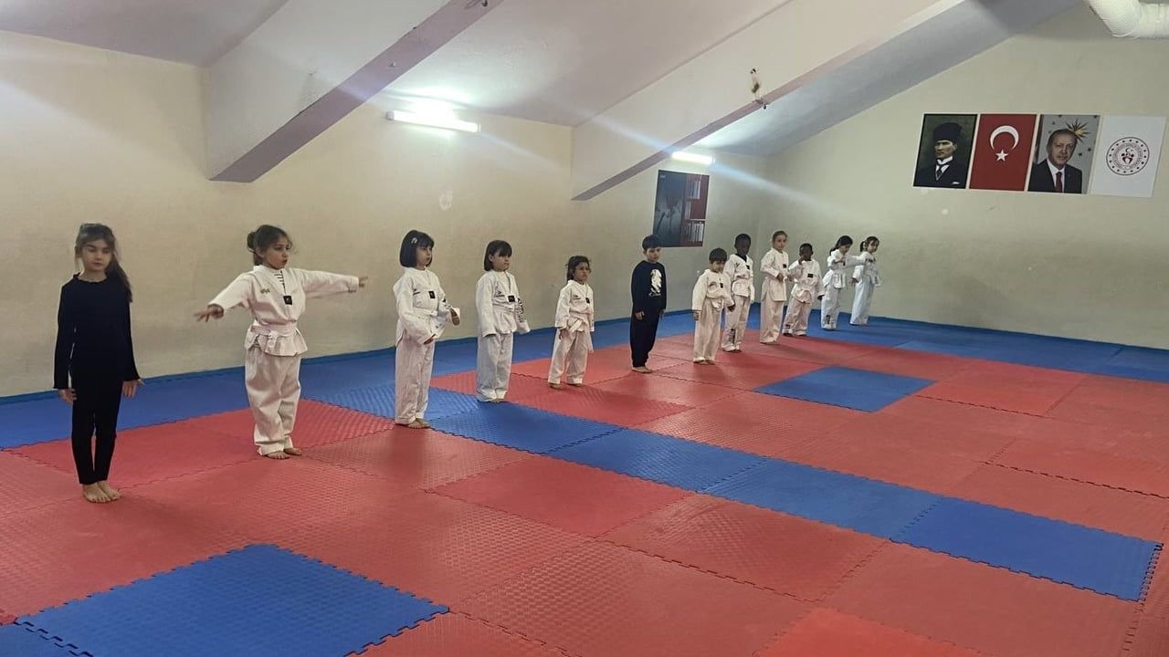 GSB Spor Okulları'nın Porsuk Spor Salonu'ndaki taekwondo eğitimleri kesintisiz devam ediyor
