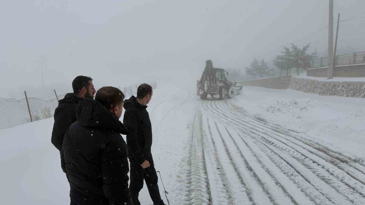 Güçlükonak'ta kış seferberliği: yollar açıldı, elektrik büyük ölçüde normale döndü