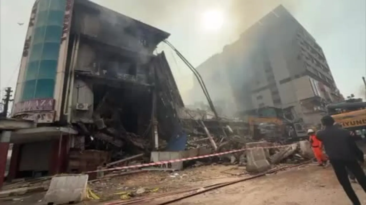 Gul Plaza AVM yangını: Karaçi'de can kaybı 26'ya yükseldi, arama çalışmaları sürüyor