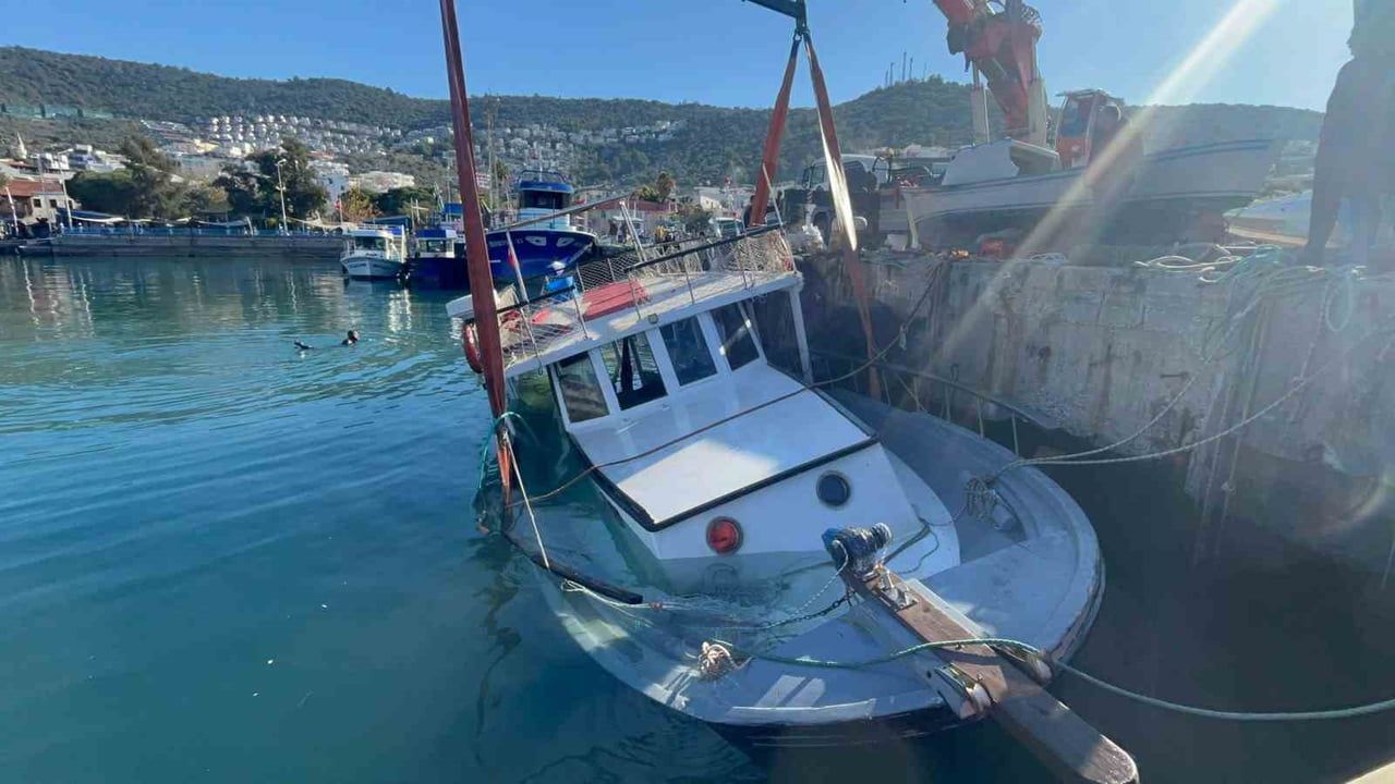 Güllük Limanı'nda rüzgâr nedeniyle balıkçı teknesi battı