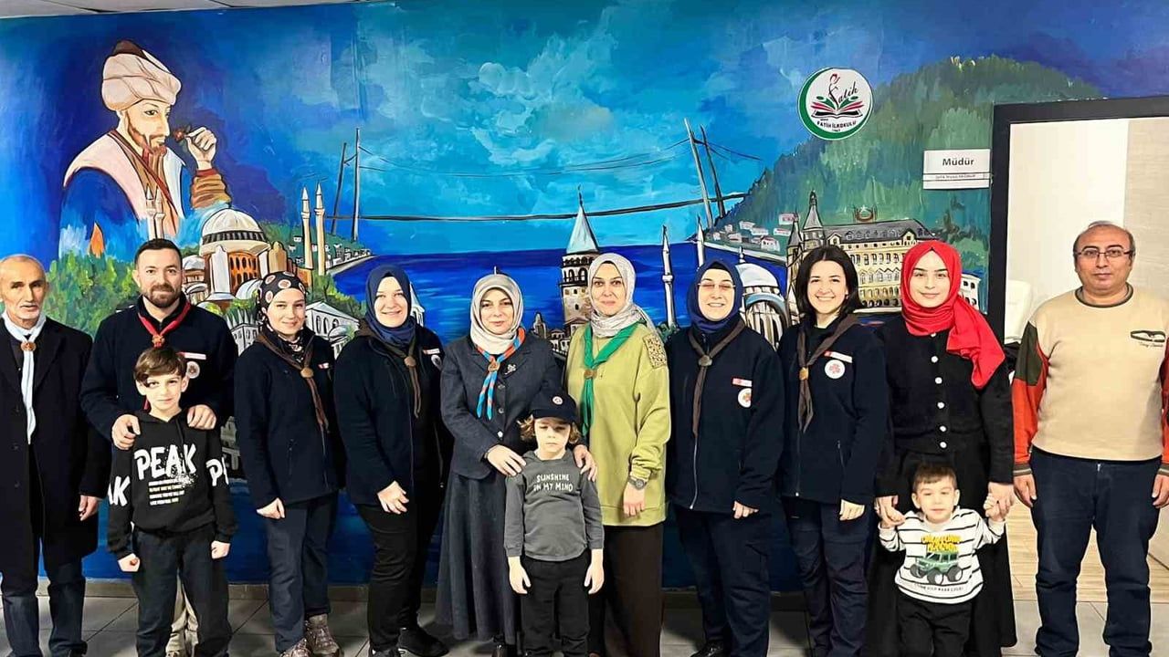 Gülşen Özer, Fatih İlkokulu'ndaki izcilik programında izci ve liderlerle buluştu