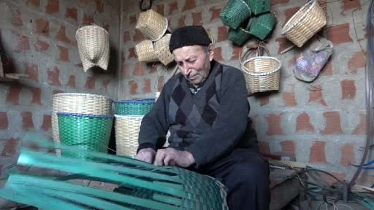 Gülyalı'da 88 yaşındaki Haki Atasever, 10 yaşından beri sepet örüyor