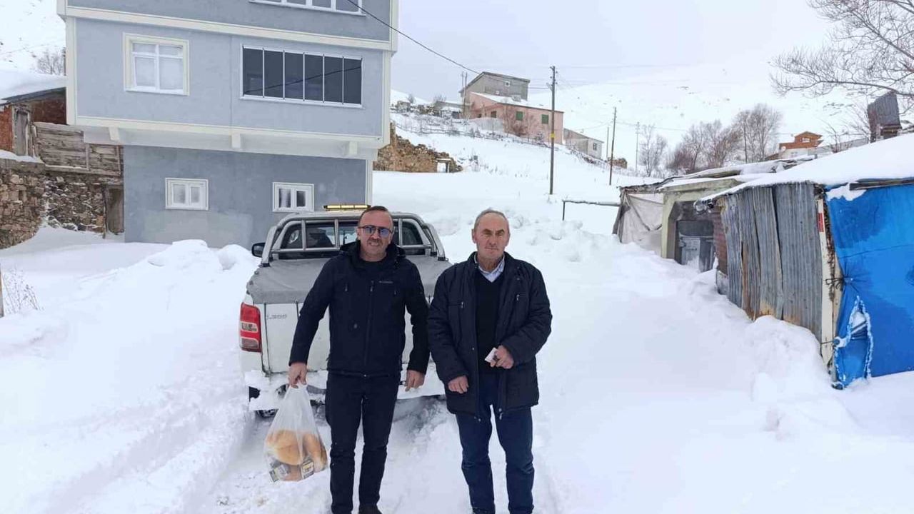 Gümüşhane’de 2 bin 170 metrede yollar kapandı, İl Özel İdaresi köylülere erzak ve ekmek ulaştırdı