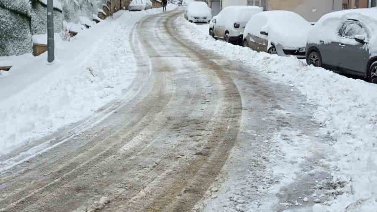 Gümüşhane'de kar yağışı 247 köy yolunu ulaşıma kapattı