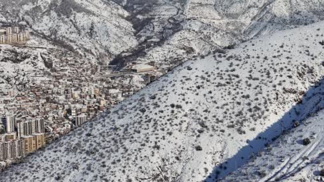 Gümüşhane’de Kar Yağışı Zirveleri ve Tarihi Mahalleri Beyaza Bürüdü