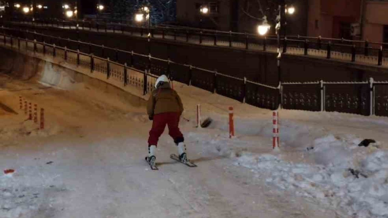 Gümüşhane'de kayakçılar Süleymaniye Mahallesi'nden kent merkezine kaydı