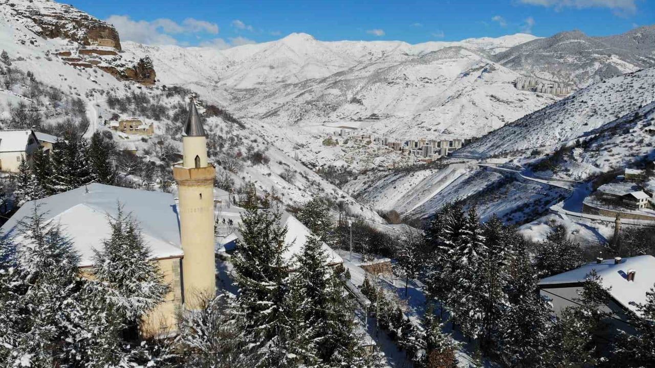 Gümüşhane'de Tarihi Süleymaniye Mahallesi'nden Kar Manzaraları