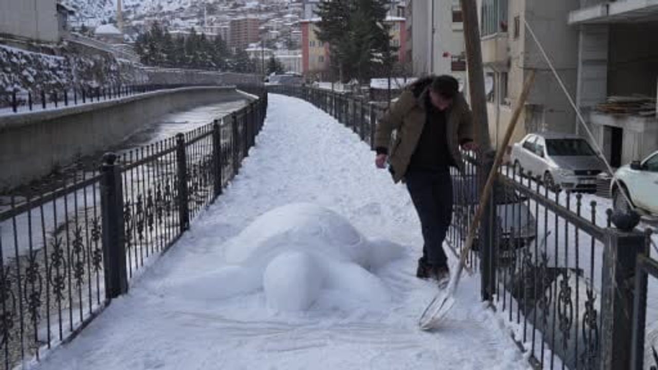 Gümüşhane’de tır şoförü Cihan Oral ve kızı kardan kaplumbağa yaptı