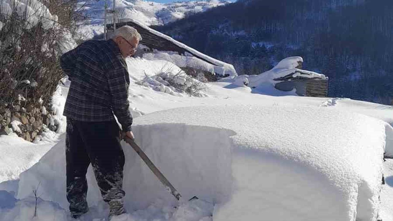 Gümüşhane'de yoğun kar köy yaşamını zorluyor: Aktutan'da çatı kürüme ve su kaynağına katkı