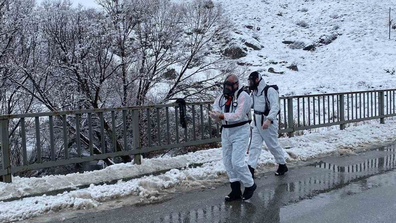 Gümüşhane Kelkit'te buzlanma nedeniyle LPG yüklü tanker dere yatağına devrildi: 1 yaralı