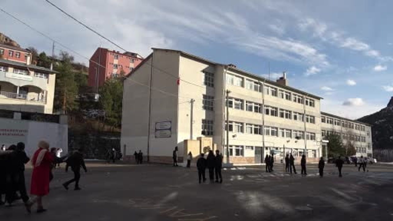 Gümüşhane Merkez Atatürk Ortaokulu'nda "Erdemli Öğrenciler" geleneği kayıp eşyaları azaltıyor