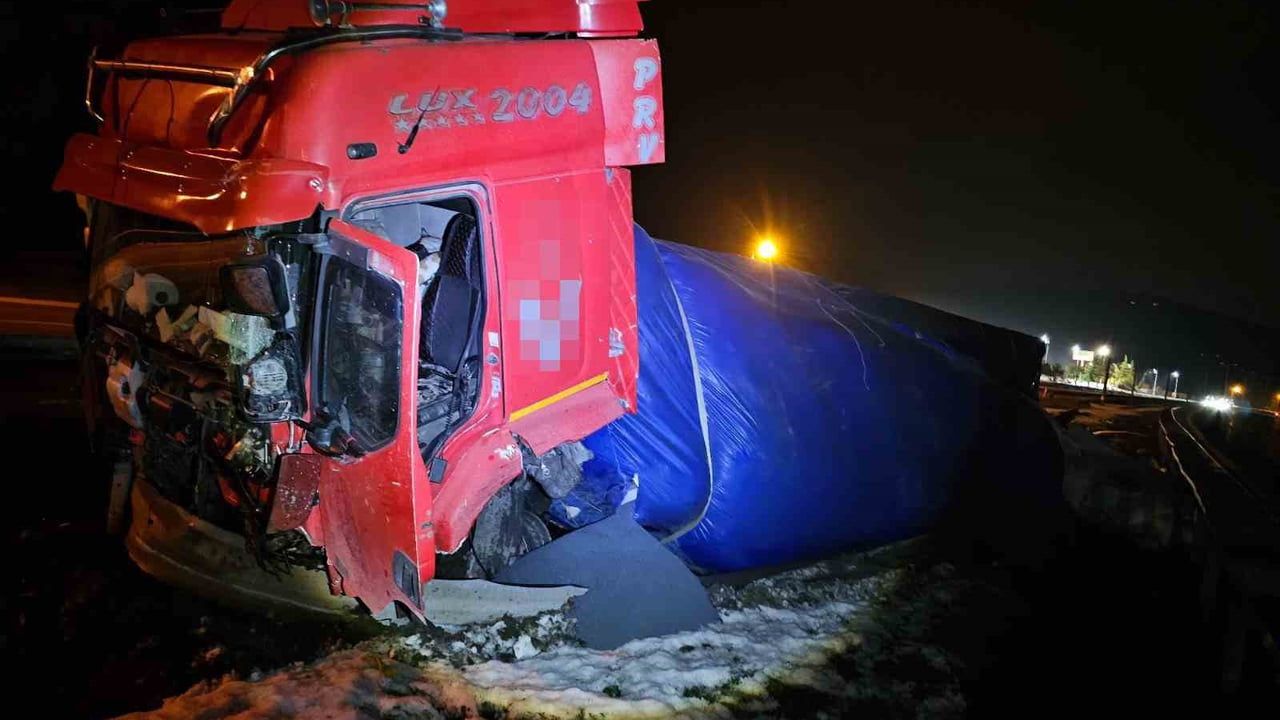 Gümüşova'da lastiği patlayan tır bariyere çarparak durdu