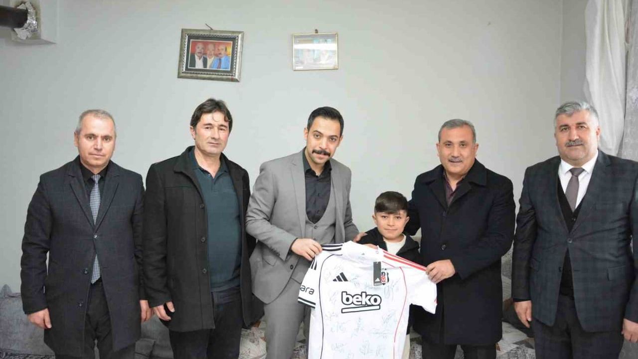 Güroymak Kaymakamı Mehmet Zahid Uzun, Türkiye Şampiyonu Ahmet Yasin Aydemir'i Ziyaret Etti