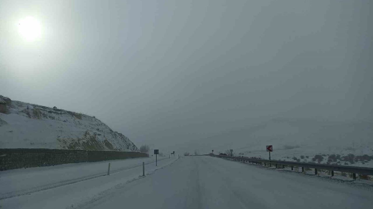 Gürün'de yoğun kar Kayseri-Malatya kara yolunu trafiğe kapattı