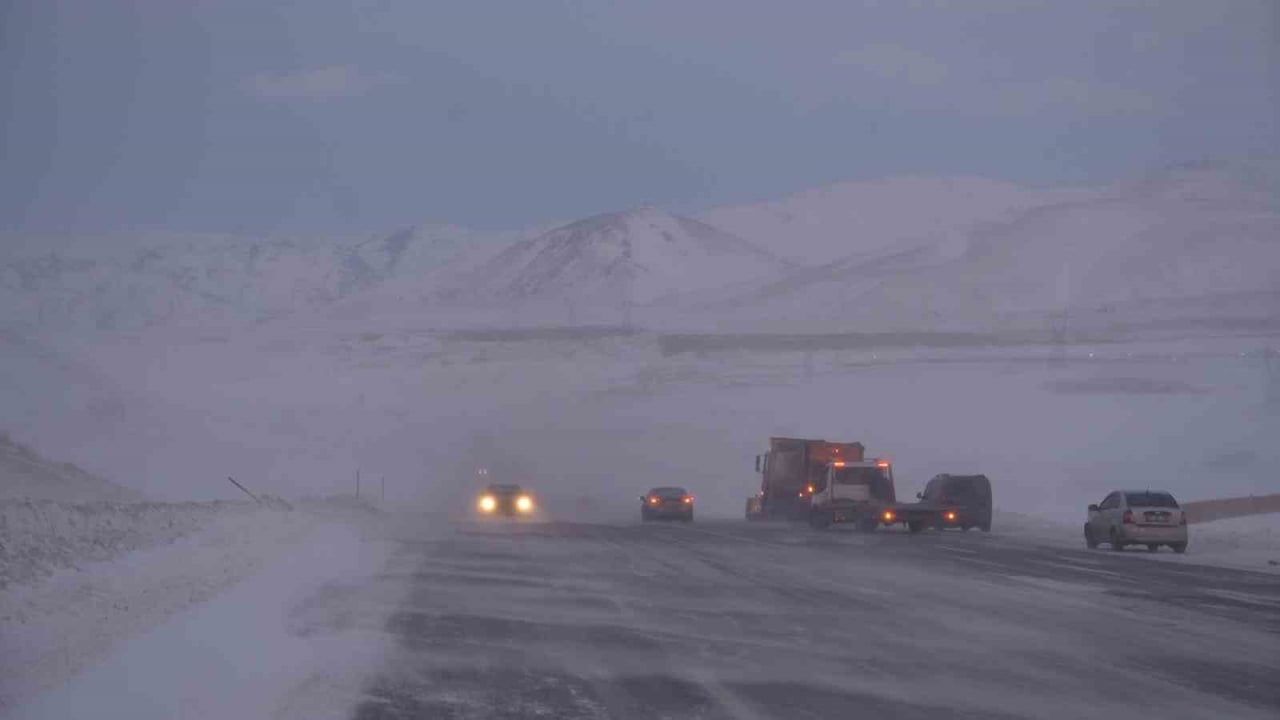 Güzelyayla Geçidi'nde tipi görüşü düşürdü; Erzurum-Artvin karayolunda 6 araç zincirleme kaza yaptı