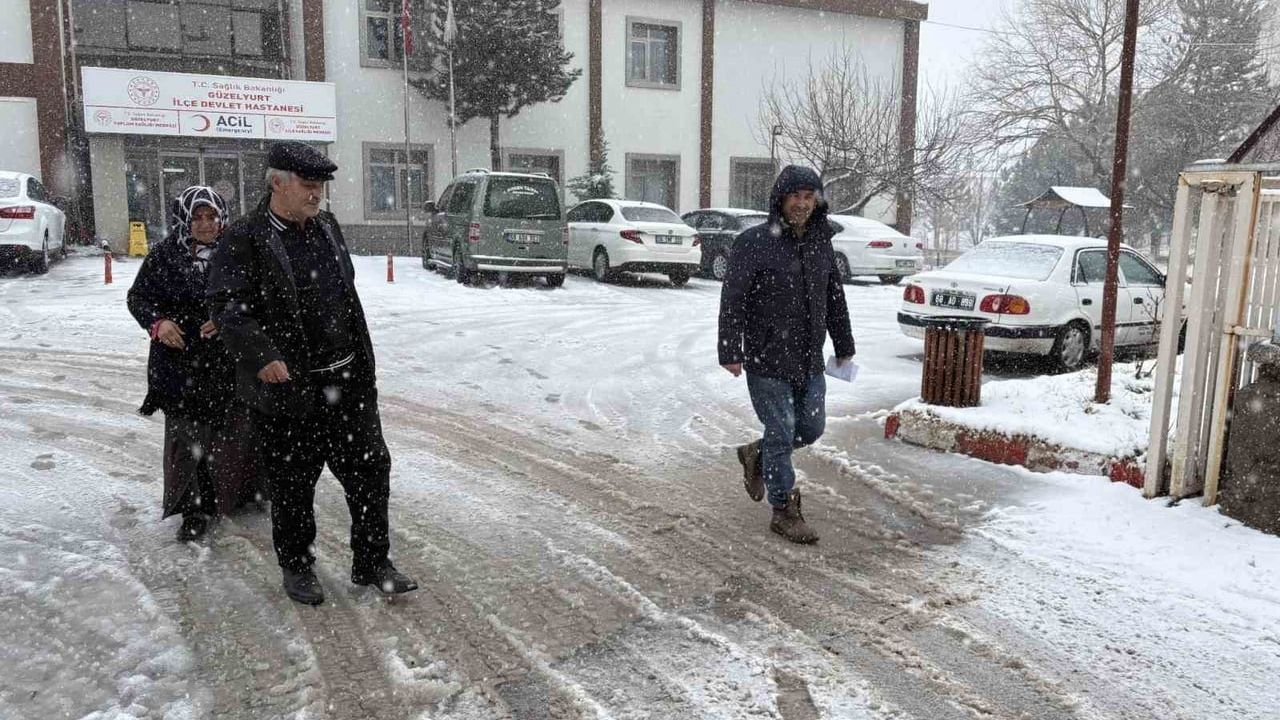 Güzelyurt'ta Kar Yağışı Sürüyor, Üreticiler Beyaz Örtüden Memnun