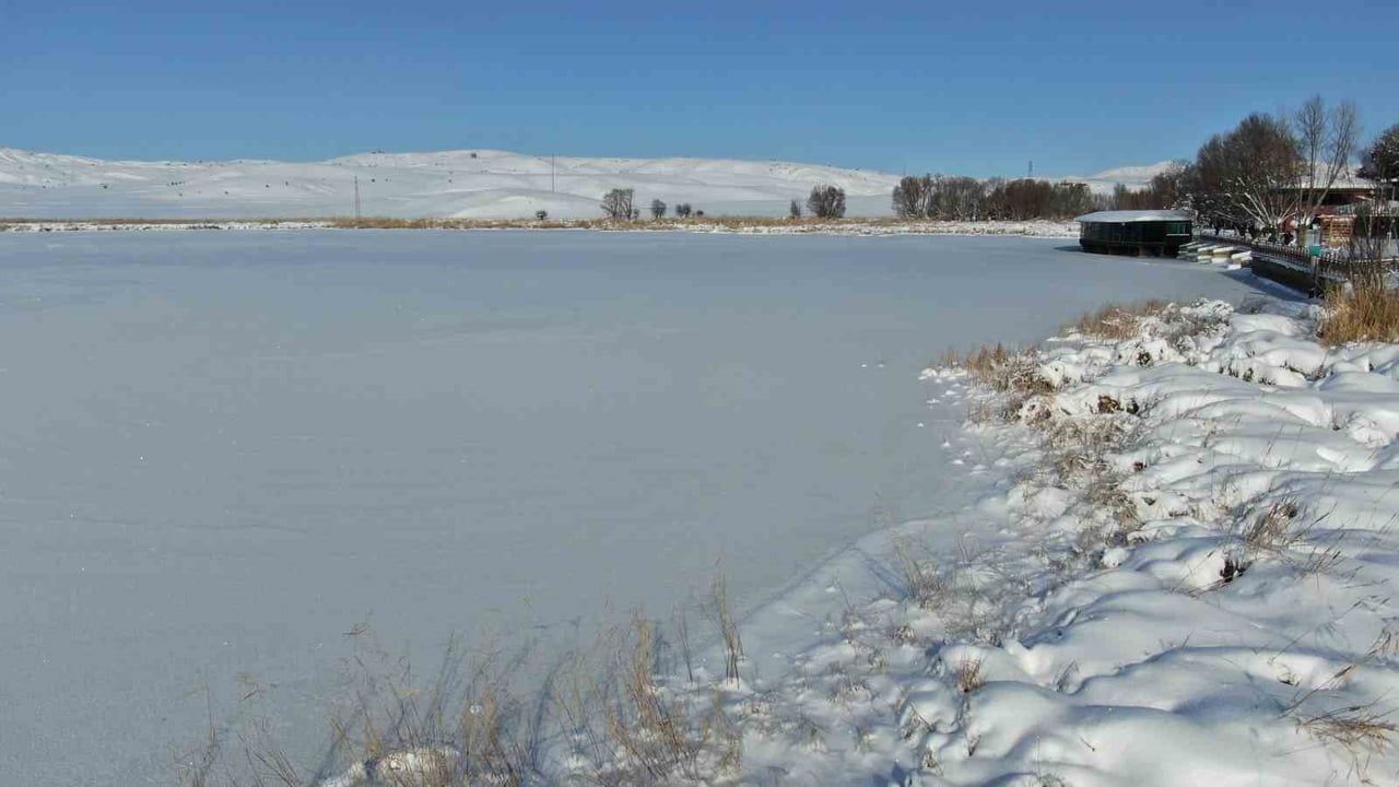 Hafik Gölü tamamen dondu: Termometreler eksi 21'i gösterdi