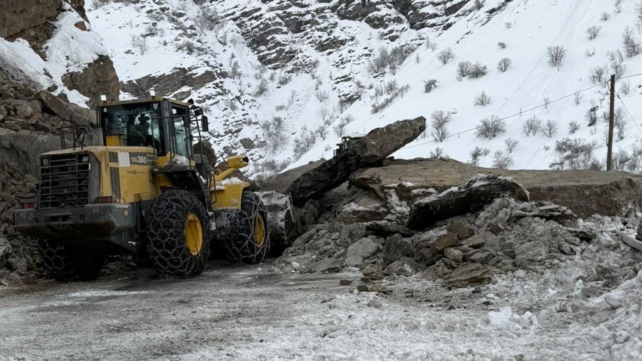 Hakkari-Çukurca kara yolu Narlı mevkiinde kaya düşmesi nedeniyle kısa süreli ulaşıma kapandı