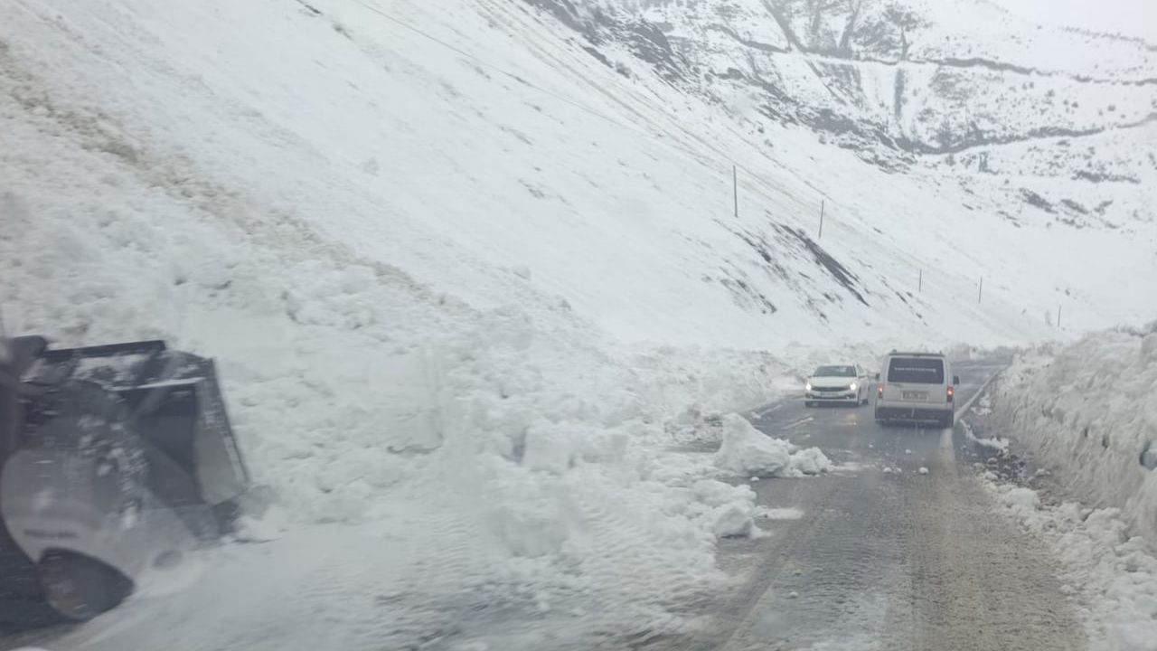 Hakkari-Çukurca kara yolunda çığ temizliği yapıldı, trafik yeniden açıldı