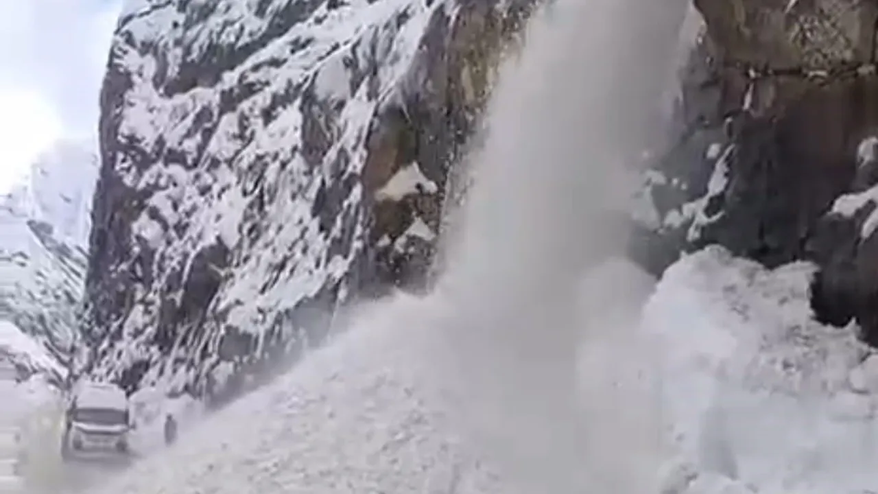 Hakkari-Çukurca karayolunda iki ayrı çığ: Yol geçici olarak ulaşıma kapandı